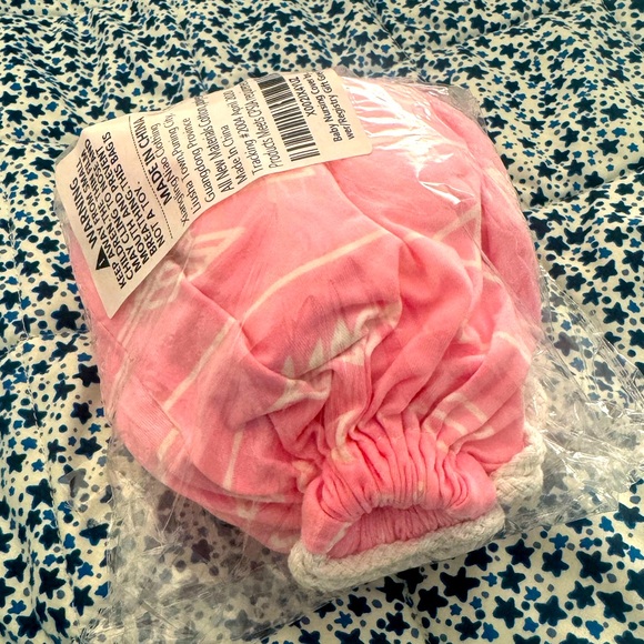 💙Perfect Gift
nursing scarf with 2 pacifer clips, a pacifer case a matching bag. - Picture 3 of 3